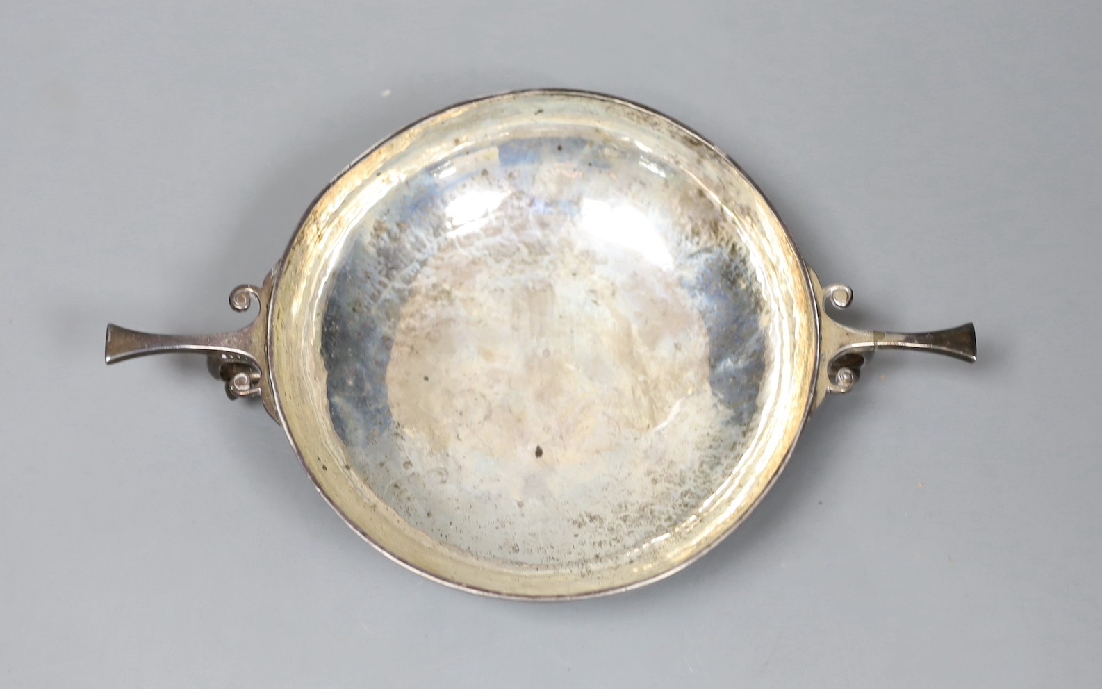 A George V silver porringer, with planished decoration, London 1910, 22cm, 247 grams and eight Reed and Barton table knives with plated handles